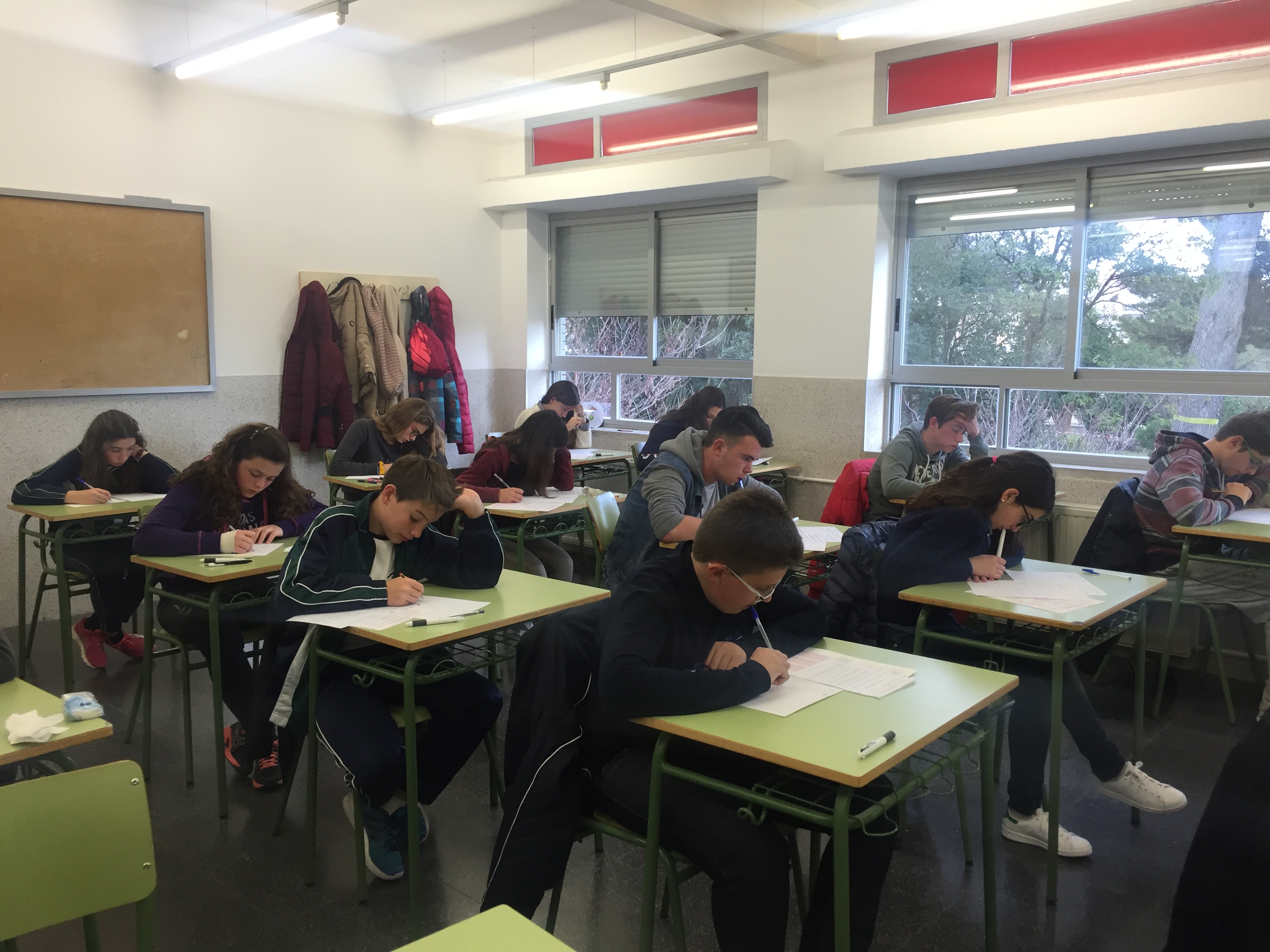 Alumnos de ESO participan en la Canguro Matemático.