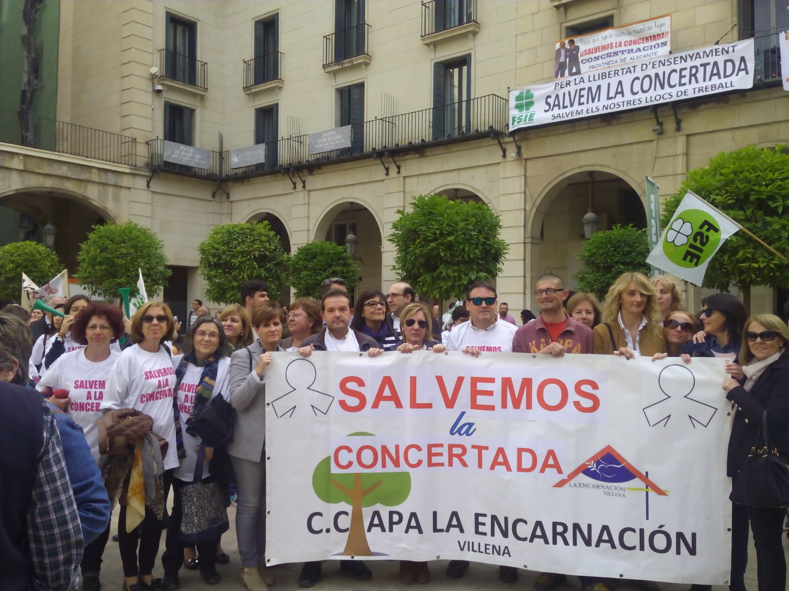 Los colegios CARMELITAS (APA La Encarnación) y PAULAS (Ntra Sra de los Dolores) participaron ayer en Alicante en la manifestación  a favor de la libertad de elección de centro.