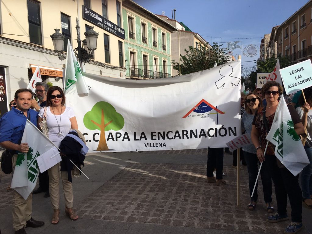 El CC Apa La Encarnación de Villena se une a la protesta contra la eliminación de aulas que afecta al CC Sagrada Familia de Elda.