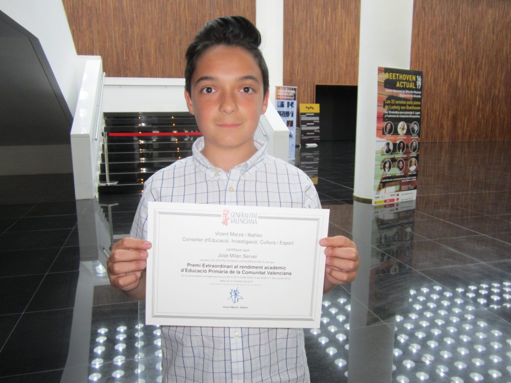 El alumno José Milán Server del CC Apa La Encarnación reconocido como alumno extraordinario